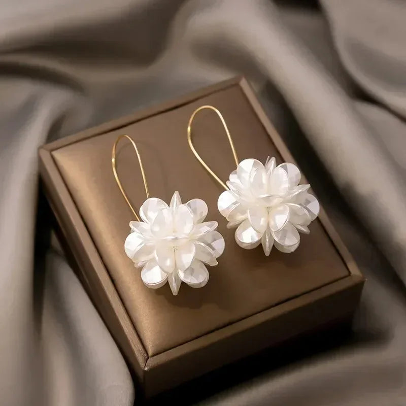 Dovionne Petals Earrings – Subtlety that Enriches Your Femininity