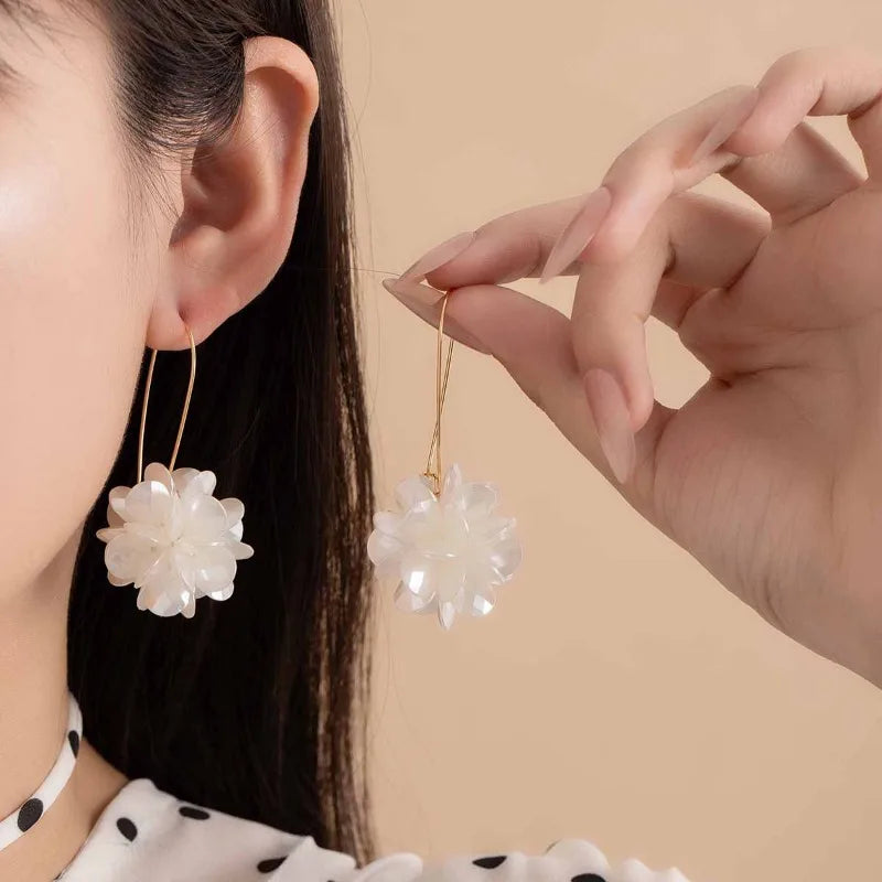 Dovionne Petals Earrings – Subtlety that Enriches Your Femininity